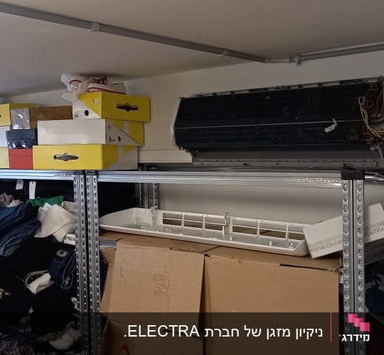 יחידת מיזוג אוויר מפורקת על קיר במחסן